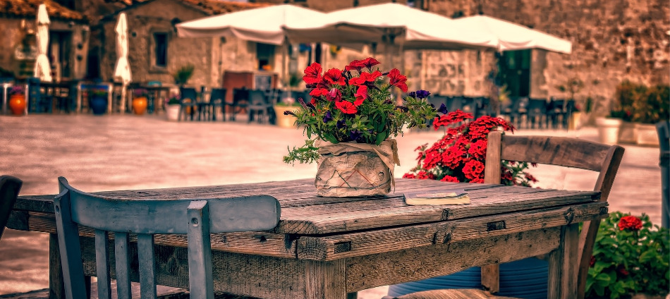 la terrasse vous accueille à la belle saison ainsi que la salle climatisée en cas de canicule